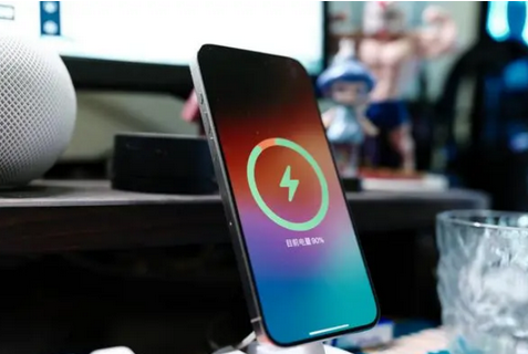 工农苹果15换屏服务分享用什么充电器给iPhone15充电更好 